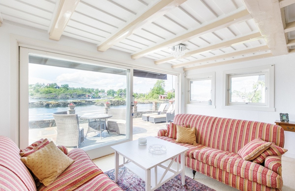 Fra stuen i hovedhuset er det vakker utsikt (foto tatt ved tidligere salg). Galleribilde