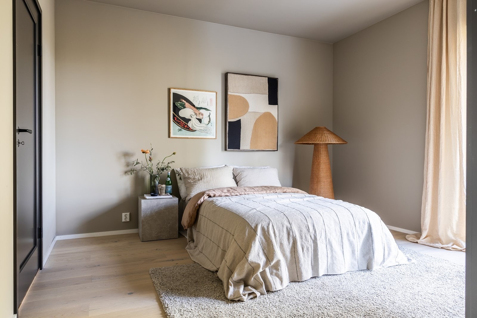 Hovedsoverom med adkomst til eget bad og garderoberom Galleribilde