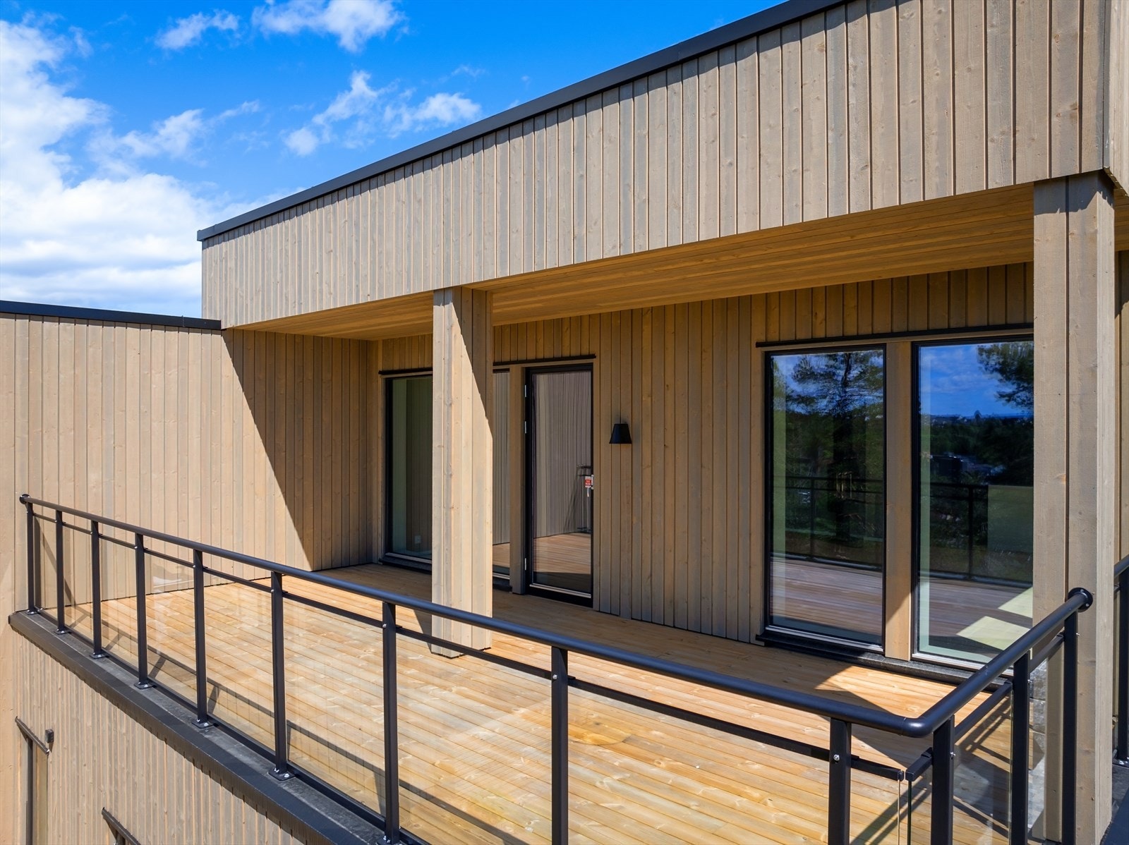 Stor terrasse og balkong Galleribilde