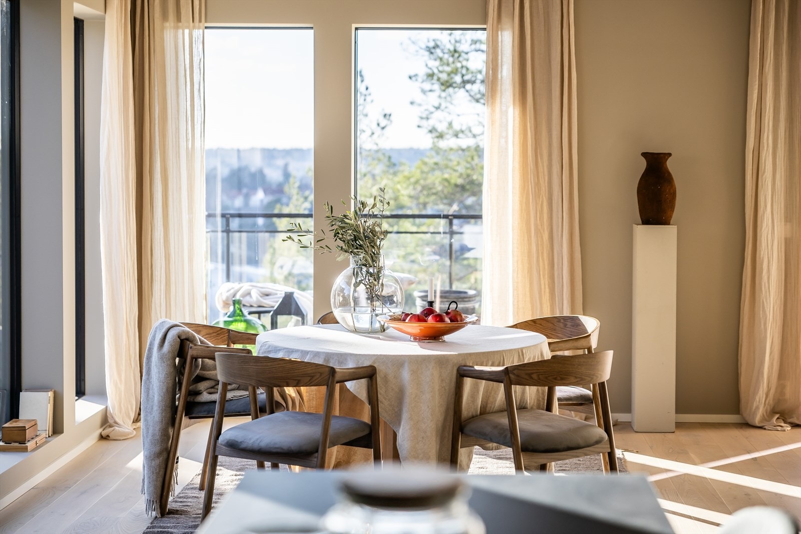 Meget hyggelig spiseplass med fin utsikt gjennom vinduene Galleribilde