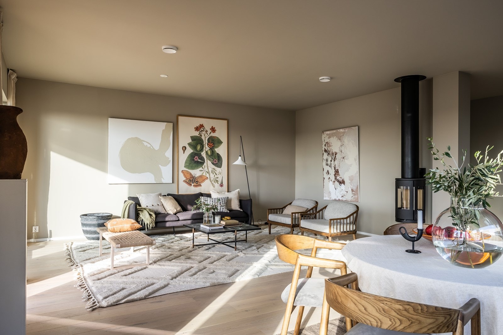 Stue med vedovn Galleribilde