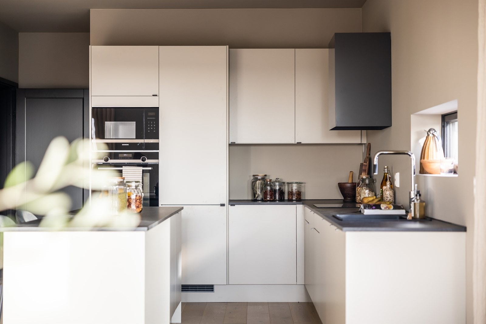 Kjøkken med integrerte hvitevarer Galleribilde