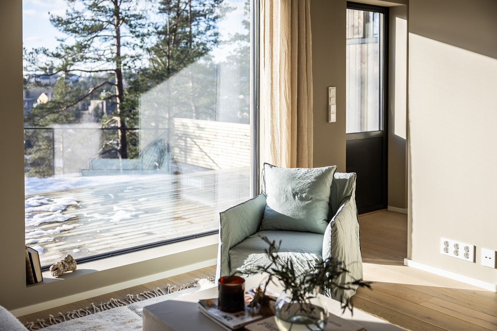 Utgang fra 1.etasje til terrasse og hage Galleribilde