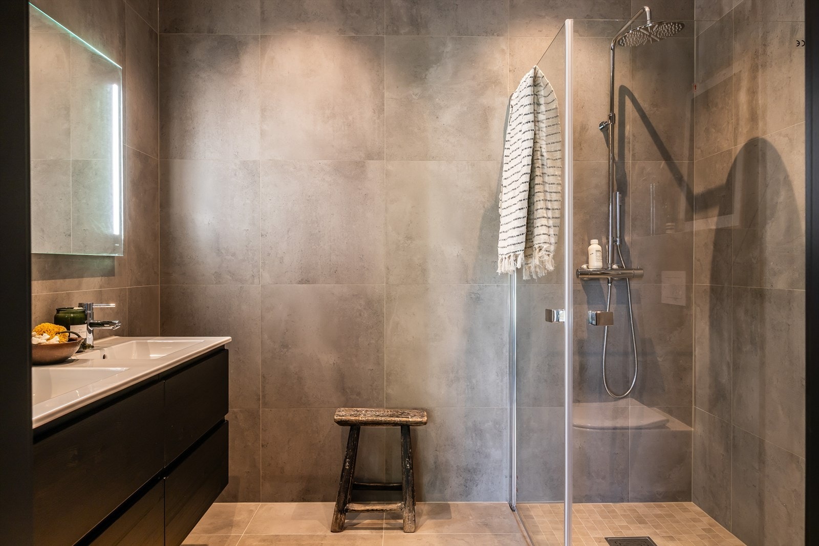 Bad i tilknytting til hovedsoverom Galleribilde