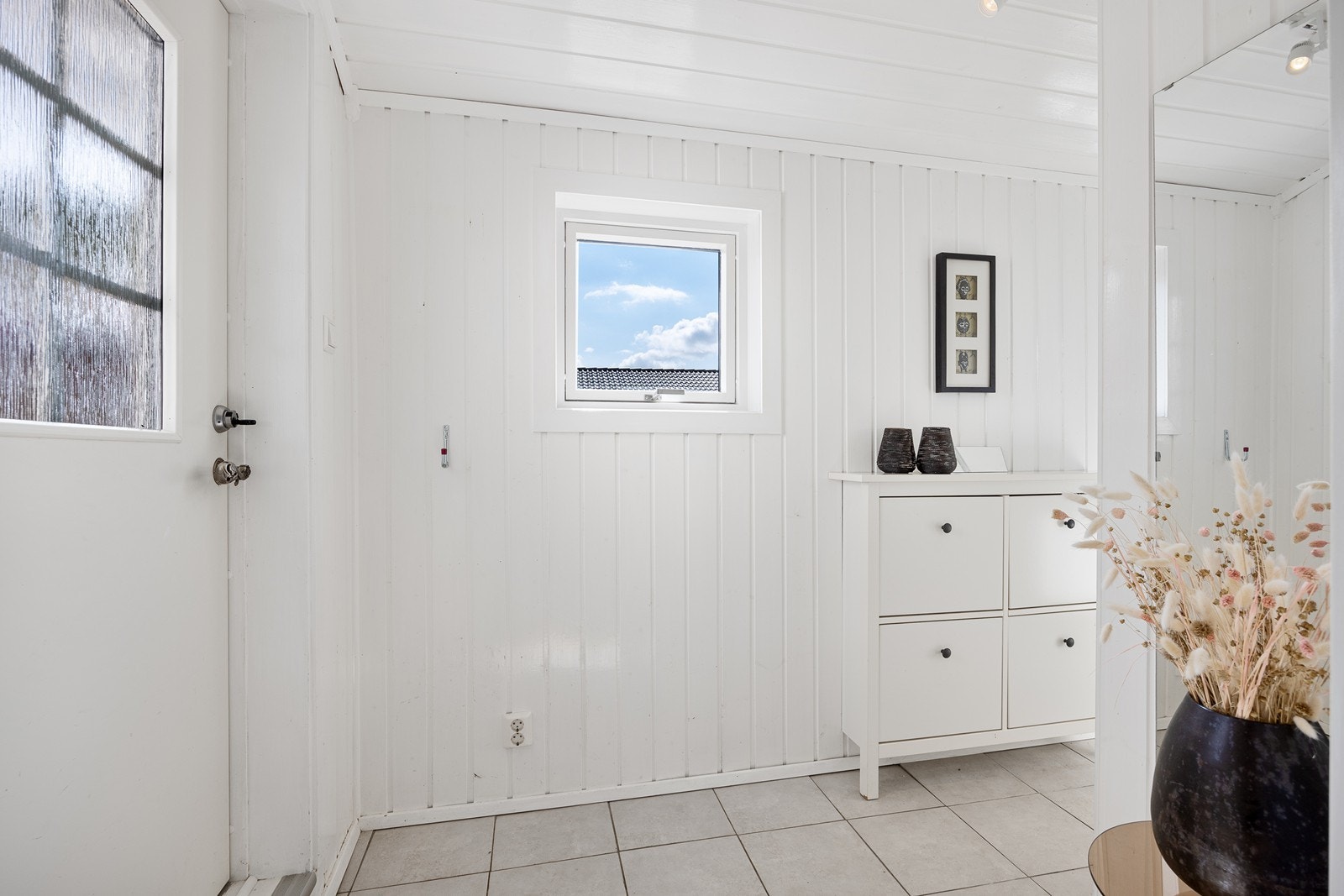 Entreen er et hyggelig rom å komme hjem til med lysmalt veggpanel, spotter i himling og flislagt gulv med varme. Galleribilde