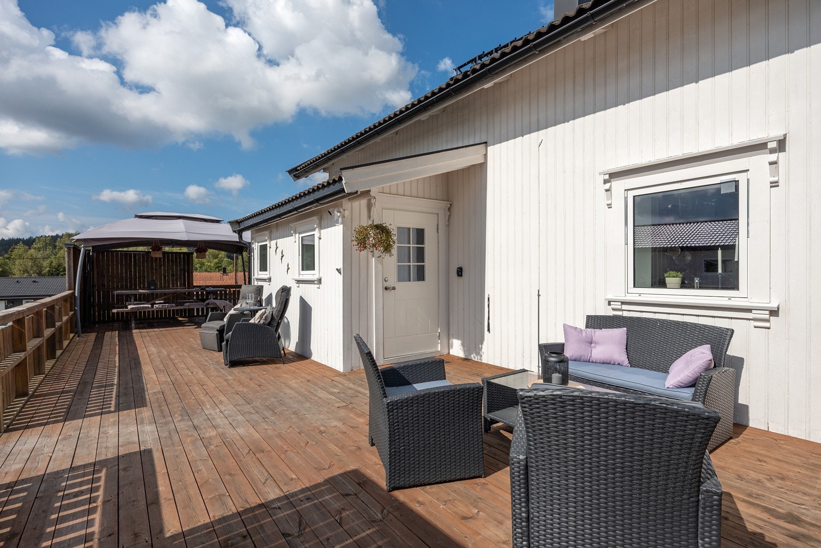 Det er spaltegulv av tre, samt tett rekkverk og levegger i trekonstruksjon som gir en usjenert uteplass. Galleribilde