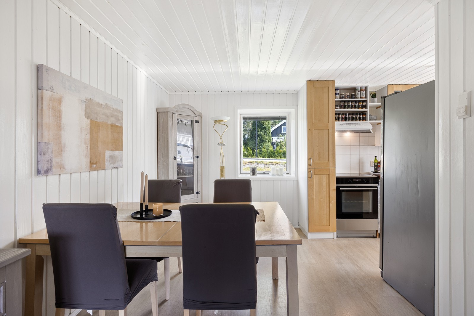 Spisestuen ligger åpent mot kjøkkenet. Galleribilde