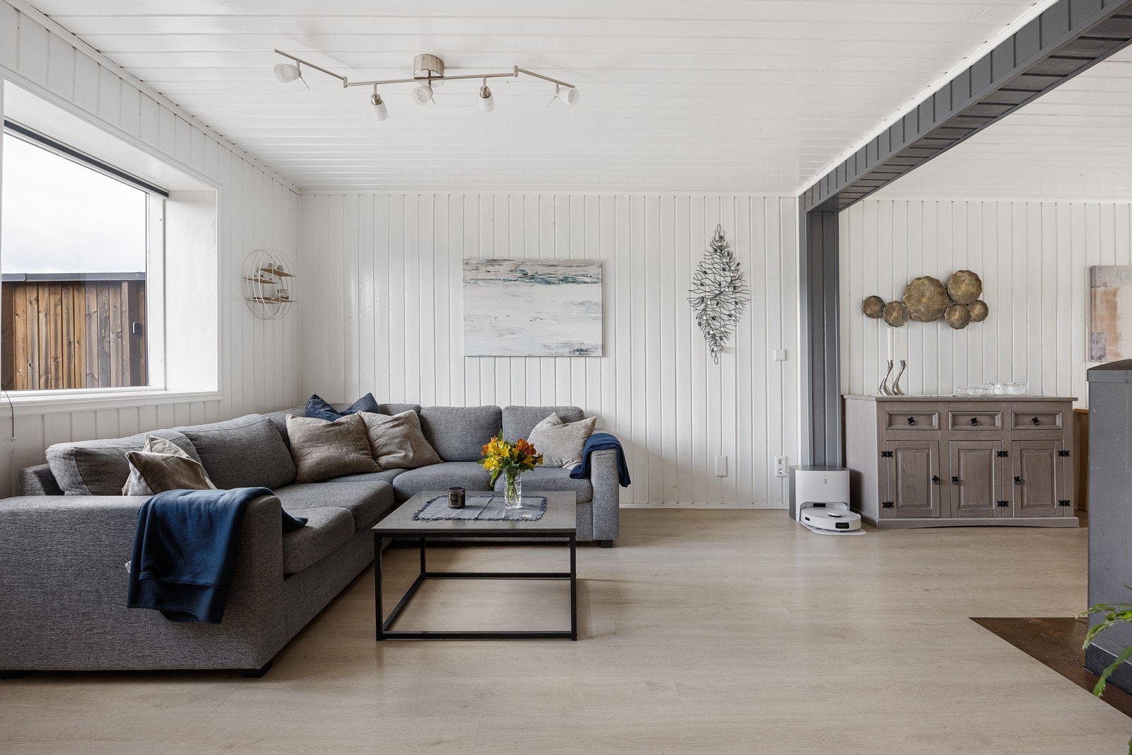 Vinduer på to sider av rommet slipper dagslyset inn, og det er utgang til en stor, godt skjermet og solrik terrasse. Galleribilde