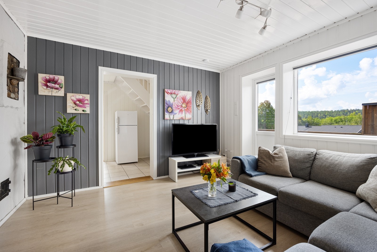 I første etasje har boligen en koselig stue med todelt planløsning som gir egne soner for både dagligstue og spisestue. Galleribilde