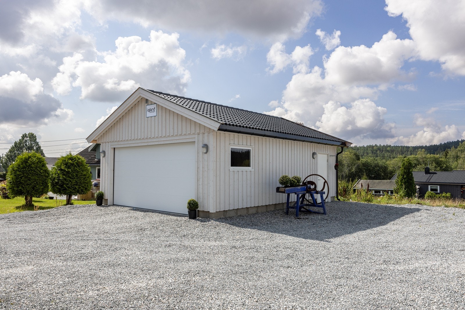 Garasjen var ny i 2023 og har motorisert leddport i metall med åpner. Galleribilde