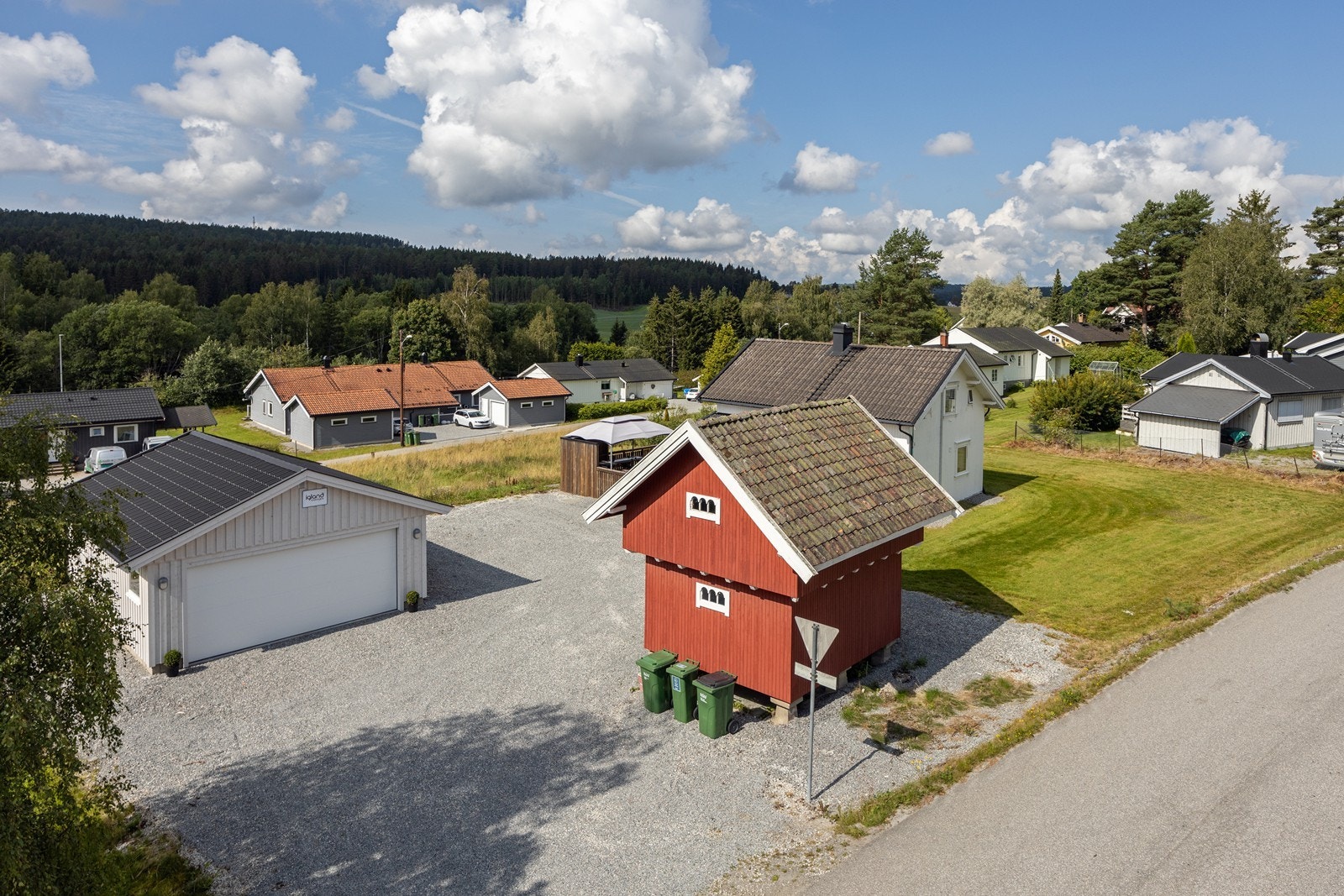 Garasjen ble oppført i 2023 og det eldre stabburet har to bodrom. Galleribilde