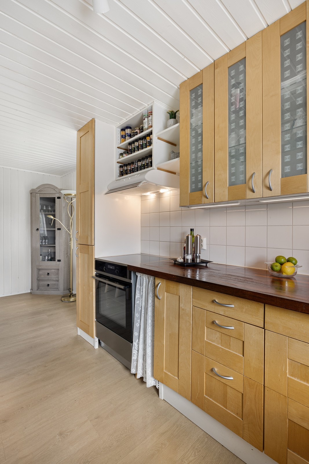 Kjøkkenet har gulvvarme, spotter i himling og takhøy innredning fra 2009. Galleribilde