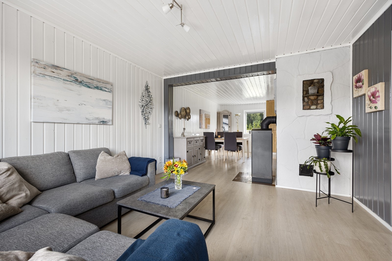 Stuen har laminatgulv, malt veggpanel, spotter i himlingen og gulvvarme. Galleribilde