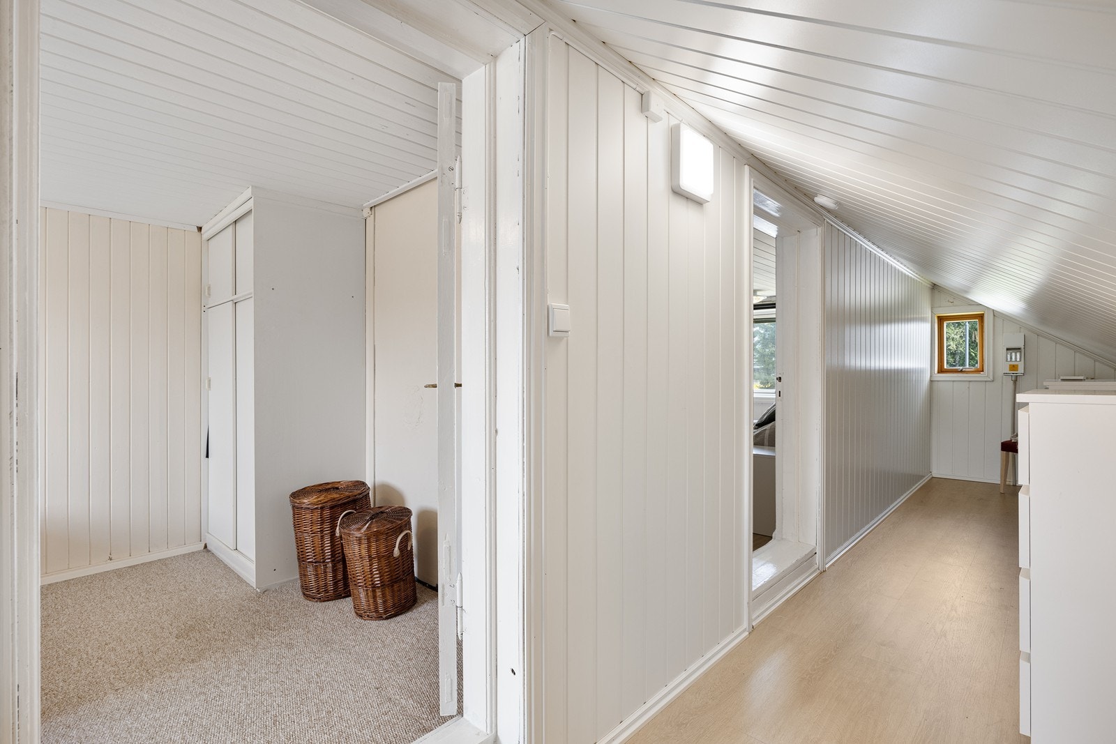 Eneboligen har to pene innredede rom (benyttet som soverom) i andre etasje med adkomst fra samme gang. Galleribilde