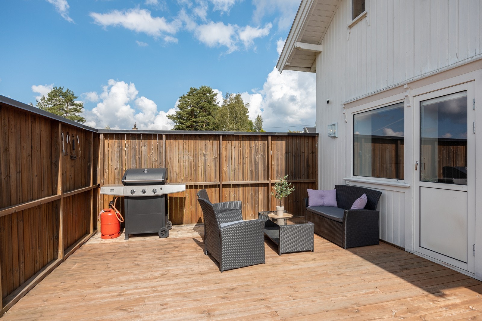 Løken har 1-7 skole med SFO og det er ungdomsskole på Hemnes. Det er flere barnehager i området. Galleribilde