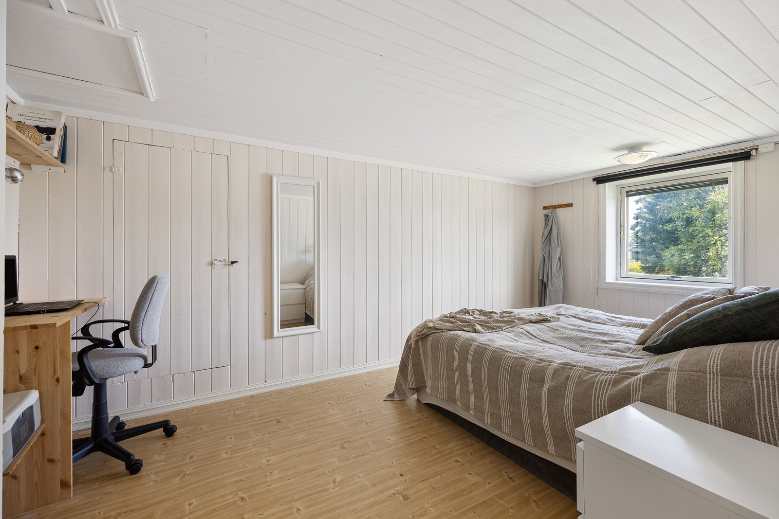 Rommene har en takhøyde på mellom 1,98 og 2,02 meter og tilfredsstiller derfor ikke dagens krav til varig opphold. Galleribilde