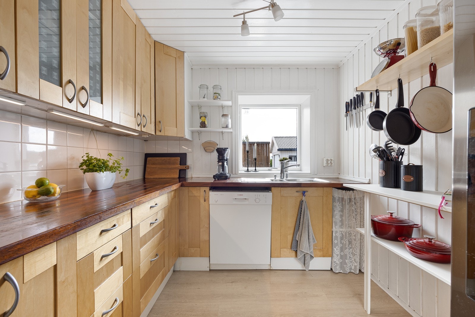 Kjøkkenet har også nisje for komfyr, opplegg for oppvaskmaskin og plass til et side-by-side kjøl-/fryseskap. Galleribilde