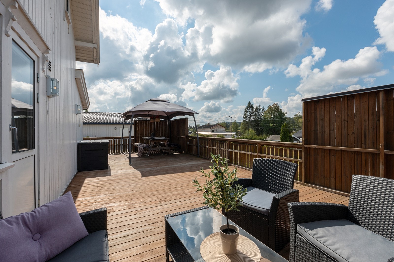 Boligen har en stor, solrik og usjenert terrasse langs to sider av boligen. Galleribilde