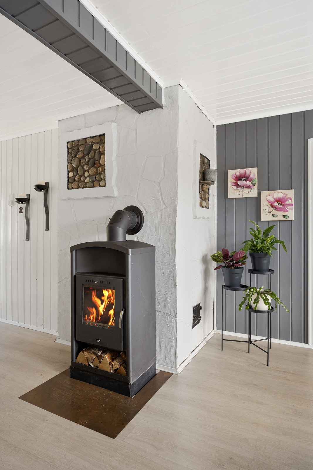 For ekstra hygge og varme er det montert peisovn. Galleribilde