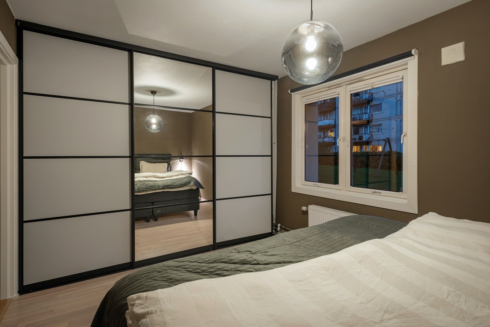 Det er montert en svært romslig skyvedørsgarderobe i rommet. I tillegg er det montert en motorisert rullegardin i rommet, som skjermer godt for dagslys. Galleribilde