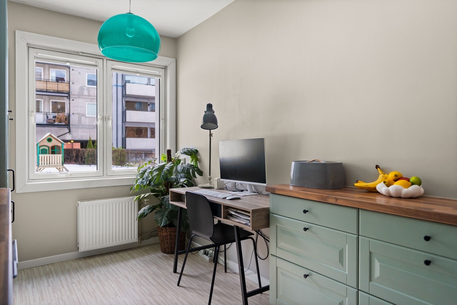 Det er også plass til spiseplass ved kjøkkenvinduet. Galleribilde