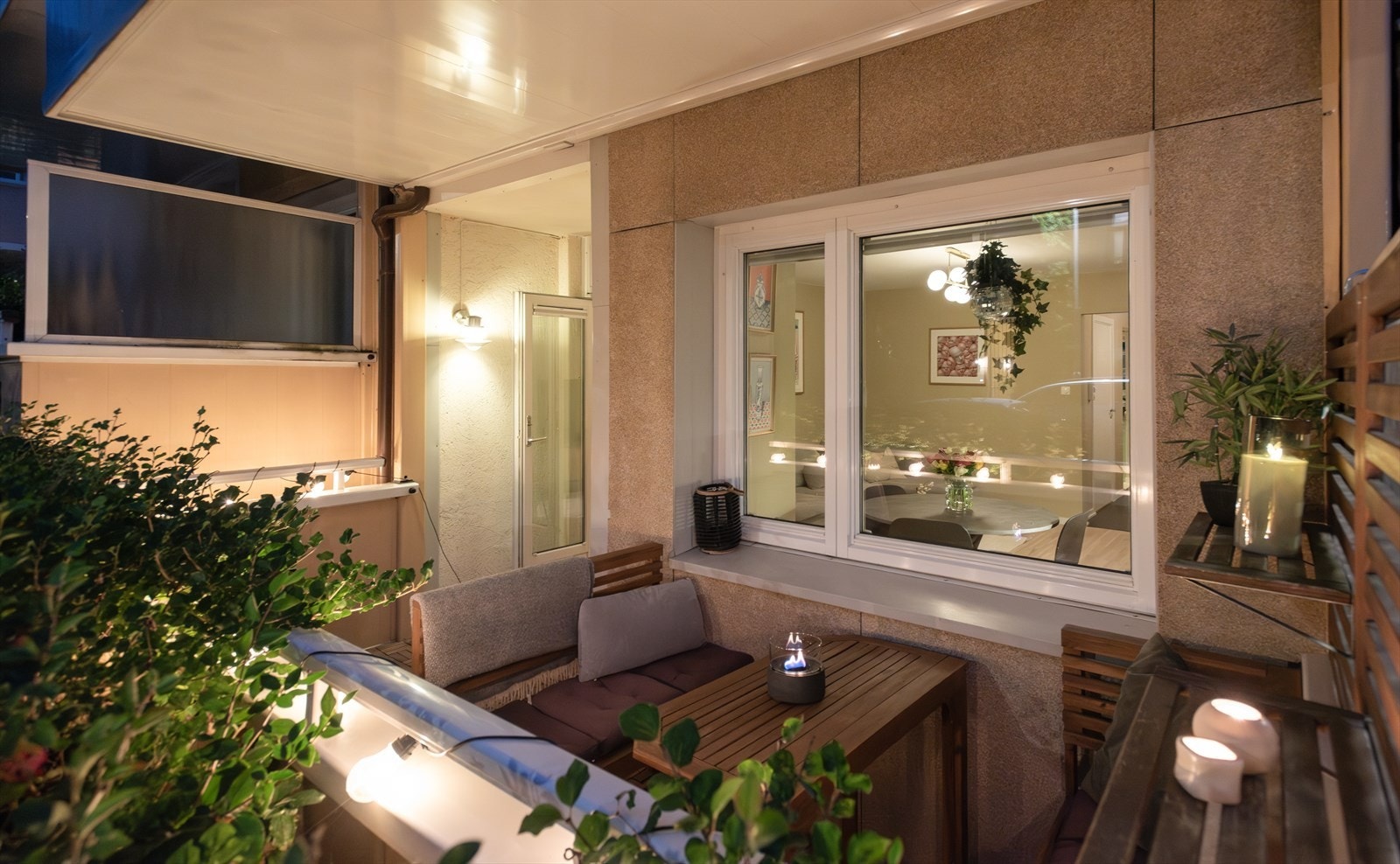 Uteplassen er fint skjermet med levegger og beplanting i balkongkasse. Galleribilde