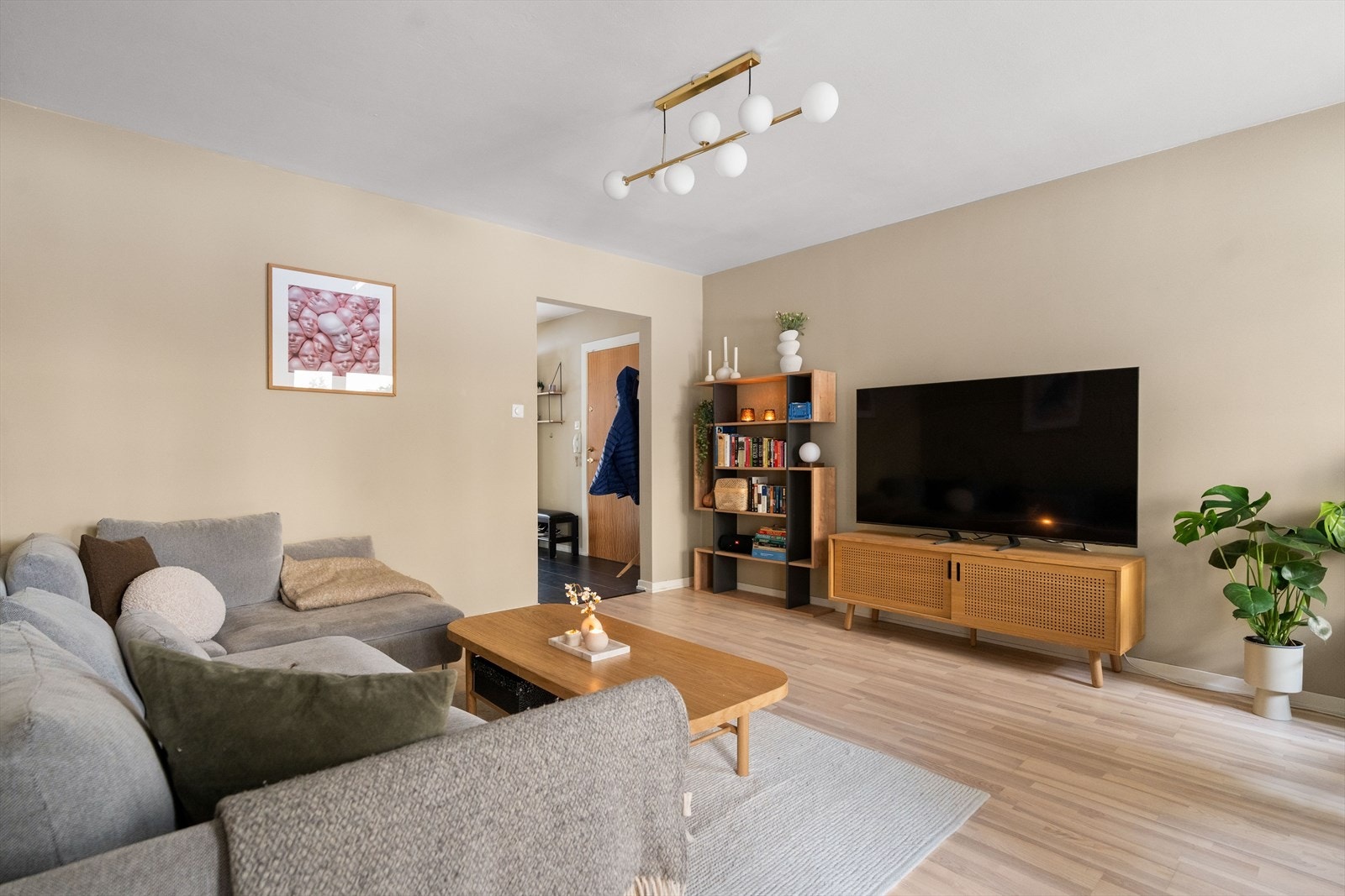 Stuen er av fin størrelse, med plass til å sette sofa, tv-bord og spisegruppe. Galleribilde