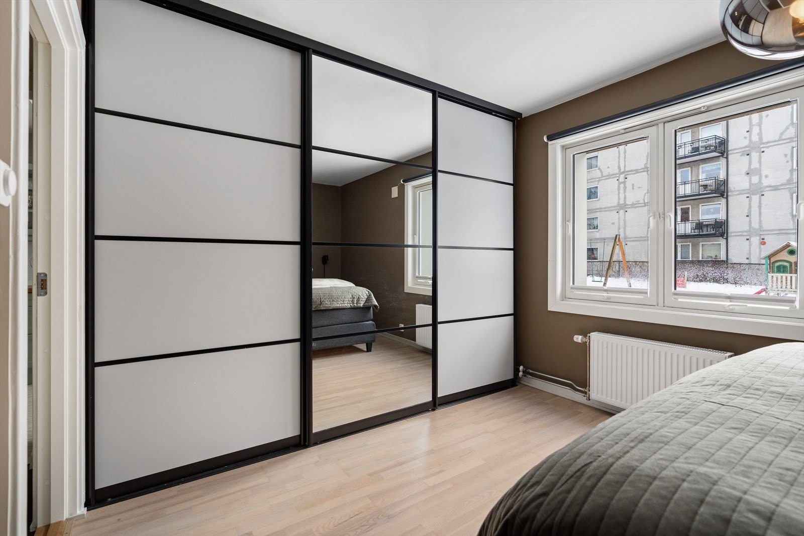 Det er montert en svært romslig skyvedørsgarderobe i rommet. I tillegg er det montert en motorisert rullegardin i rommet, som skjermer godt for dagslys. Galleribilde