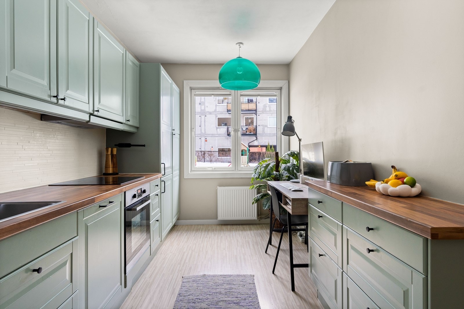 Det er satt inn integrerte hvitevarer som stekeovn, platetopp, kjøl/frys og oppvaskmaskin. Galleribilde