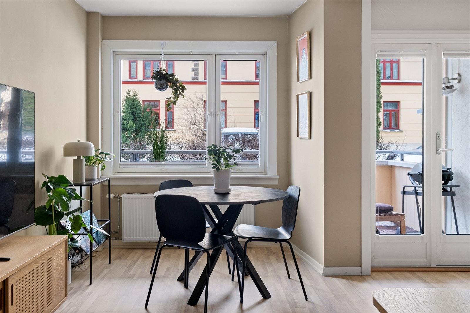 Fra stuen er det utgang til en herlig balkong. Galleribilde