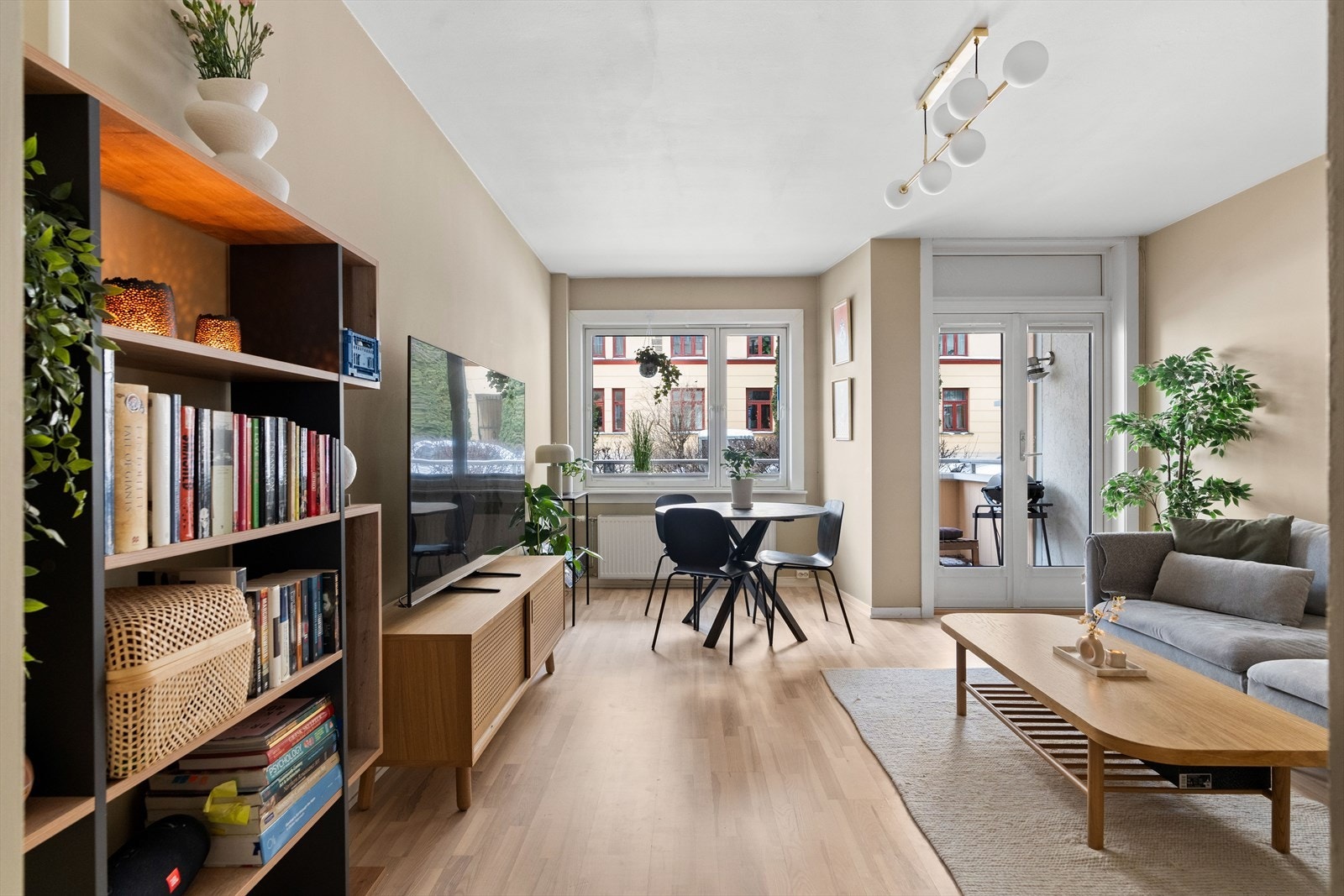 Rommet har pent malte veggflater, samt laminat på gulvet. Galleribilde