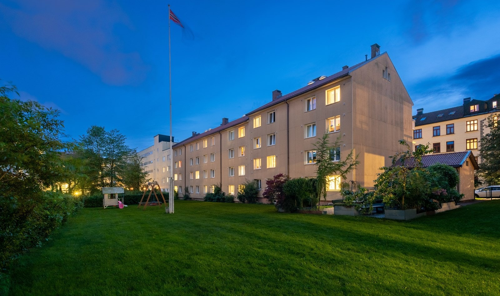 Borettslaget har pent opparbeidede fellesarealer med plen, beplantning og sittegrupper. Galleribilde