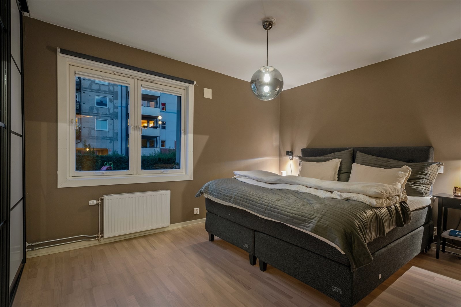 Boligen har et romslig soverom, med inngang fra entréen. Rommet har plass til dobbeltseng og tilhørende nattbord. Galleribilde