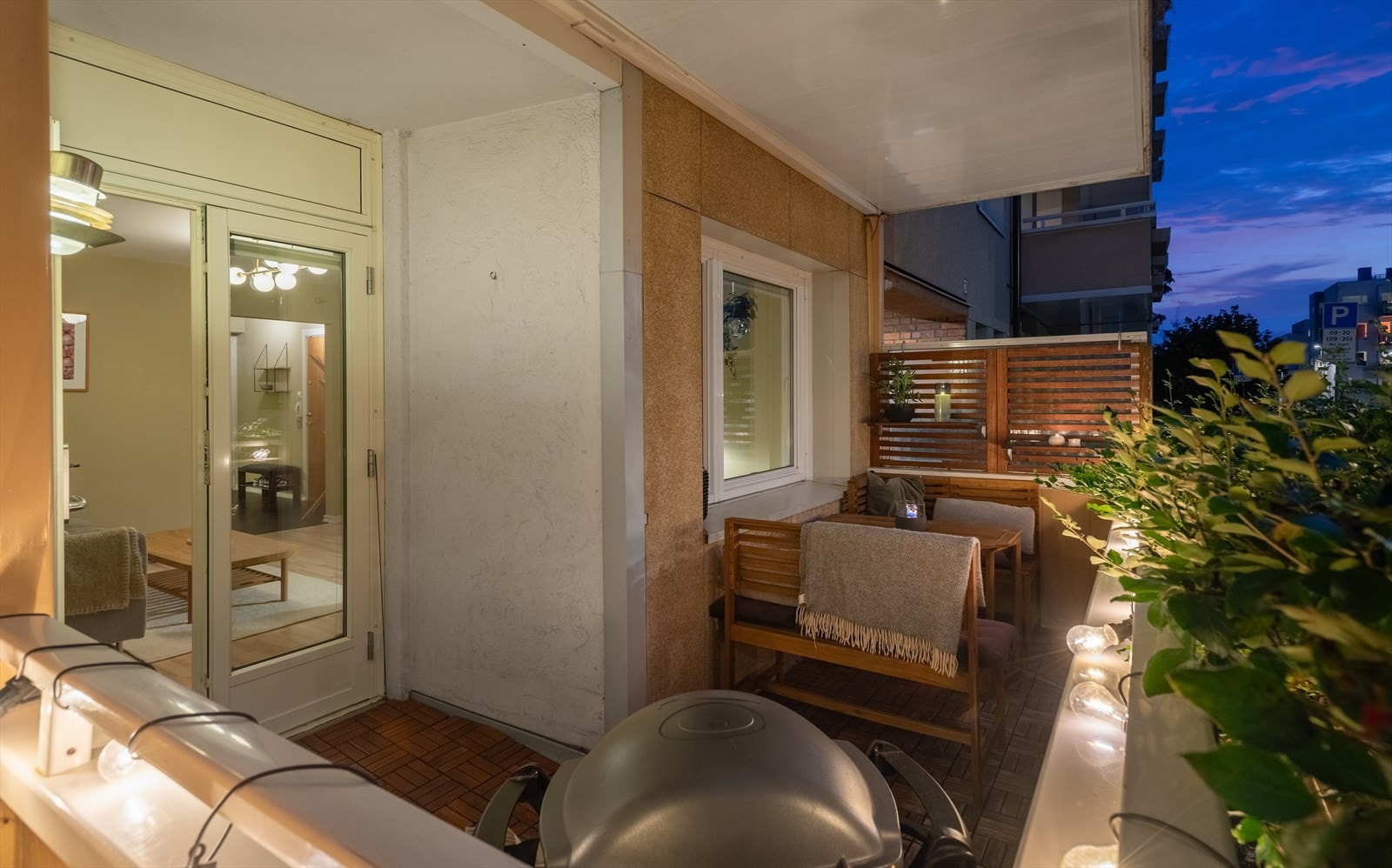 Her ute er det god plass til utemøbler, samt gass-/elektrisk grill. Galleribilde