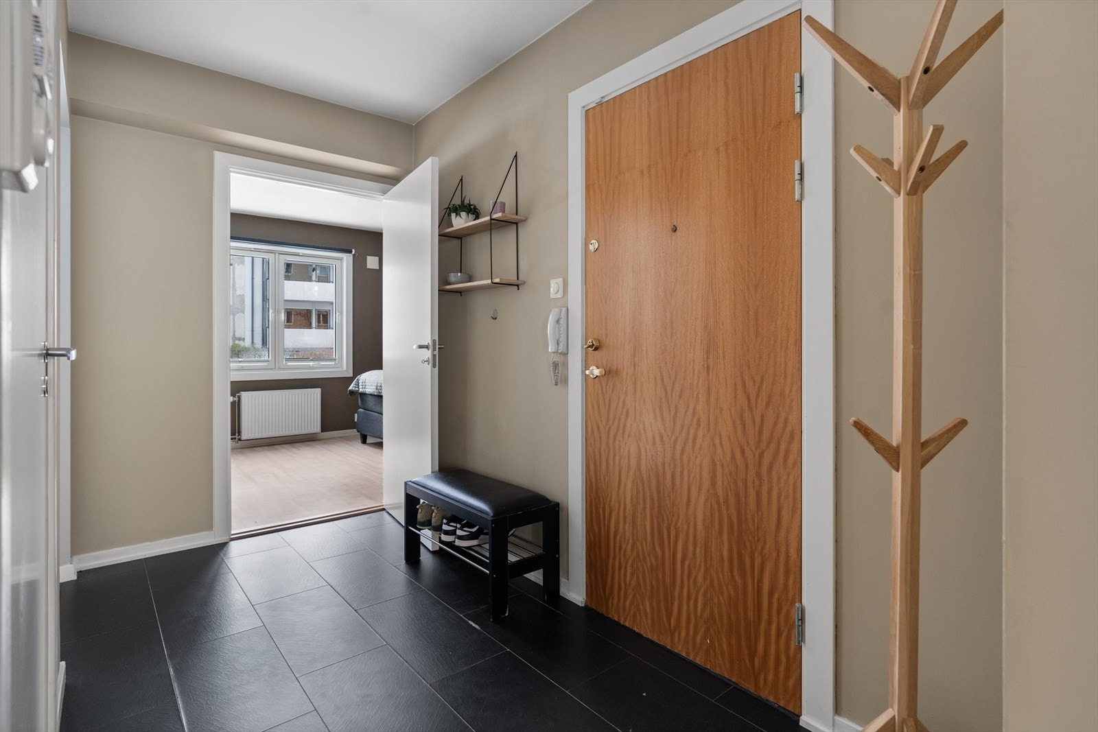 Dørcalling med åpner gjør det enkelt å slippe inn gjester. Galleribilde