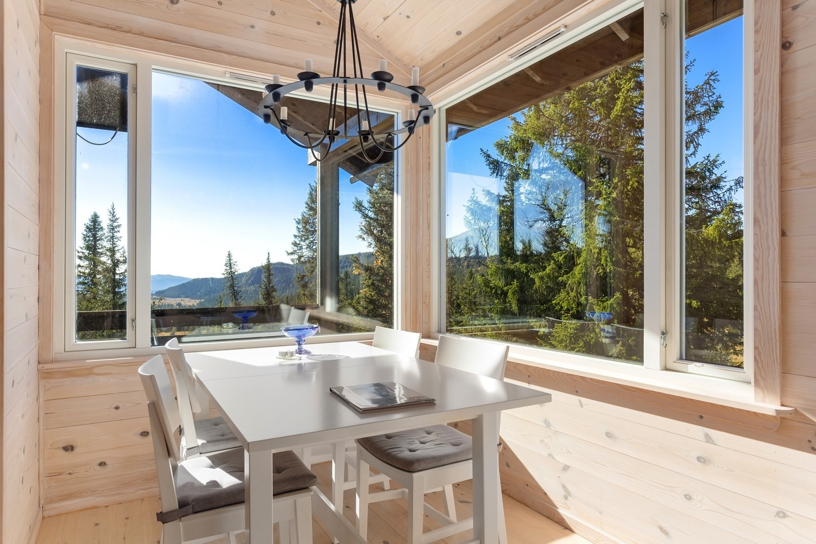 Gjennom vinduene har man utsyn over den flotte naturen utenfor. Galleribilde