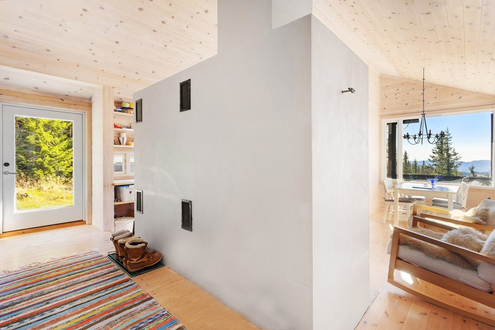 Den lyse entréen gir et godt førsteinntrykk med plass til å henge fra seg yttertøy. Galleribilde