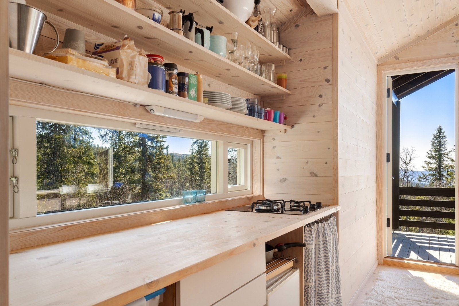 Kjøkkenet er enkelt, men praktisk innredet og har heltre benkeplate. Galleribilde