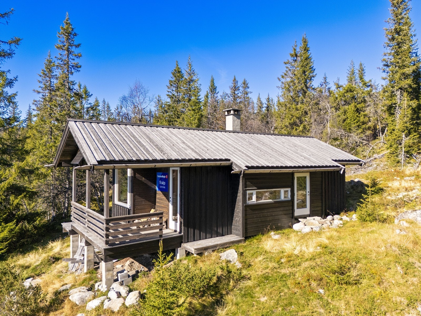 Hytta ble oppført i 2009 og ligger i et idyllisk naturområde omgitt av skog og åser. Galleribilde