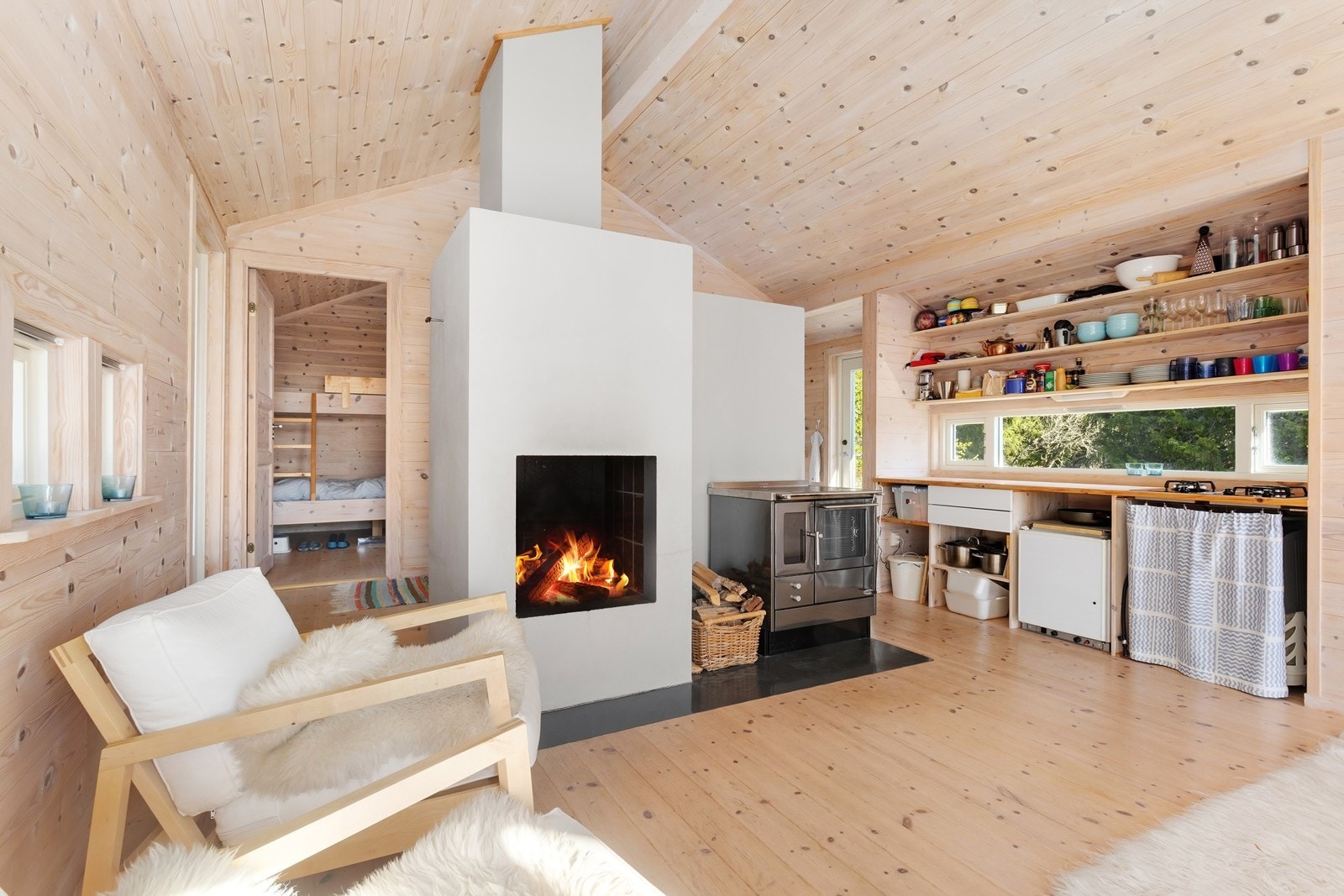Midt i rommet er det en flott åpne peis som tilfører både varme og sjarm. Galleribilde