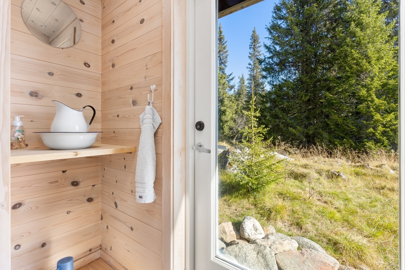 En liten, praktisk nisje med hylle, vaskefat og speil gir rommet et nostalgisk preg og funksjonalitet. Velkommen inn! Galleribilde