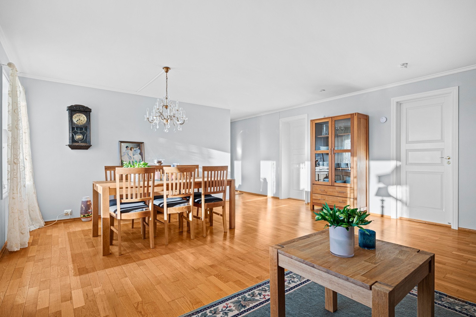 Leiligheten ble nylig malt opp og er innflytningsklar. Legg merke til lysinnslippet i leiligheten som øker trivselsfaktoren! Galleribilde