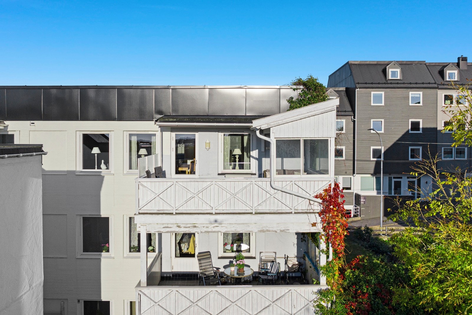 Leiligheten har to uteplasser på hver sin side av bygget. Galleribilde