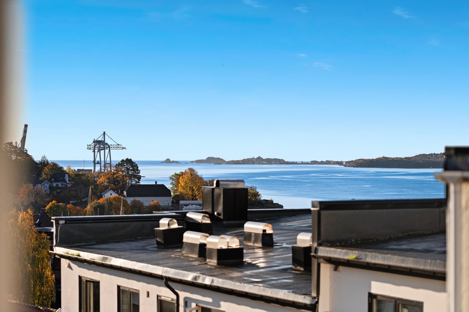 Fra verandaen har du fin sjøutsikt. Galleribilde