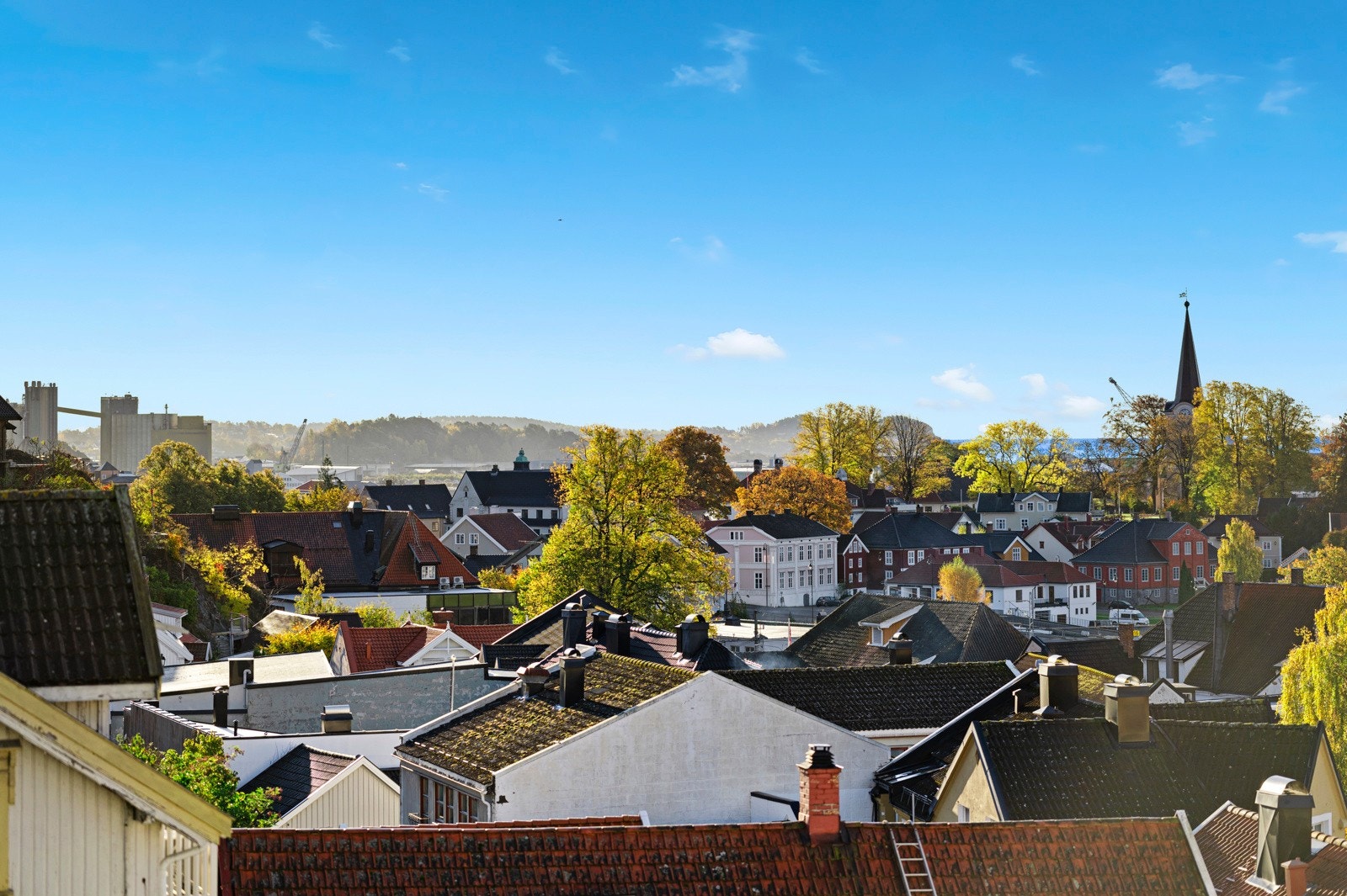 I tillegg til et hyggelig utsyn over Tollerodden og Larvik kirke. Galleribilde