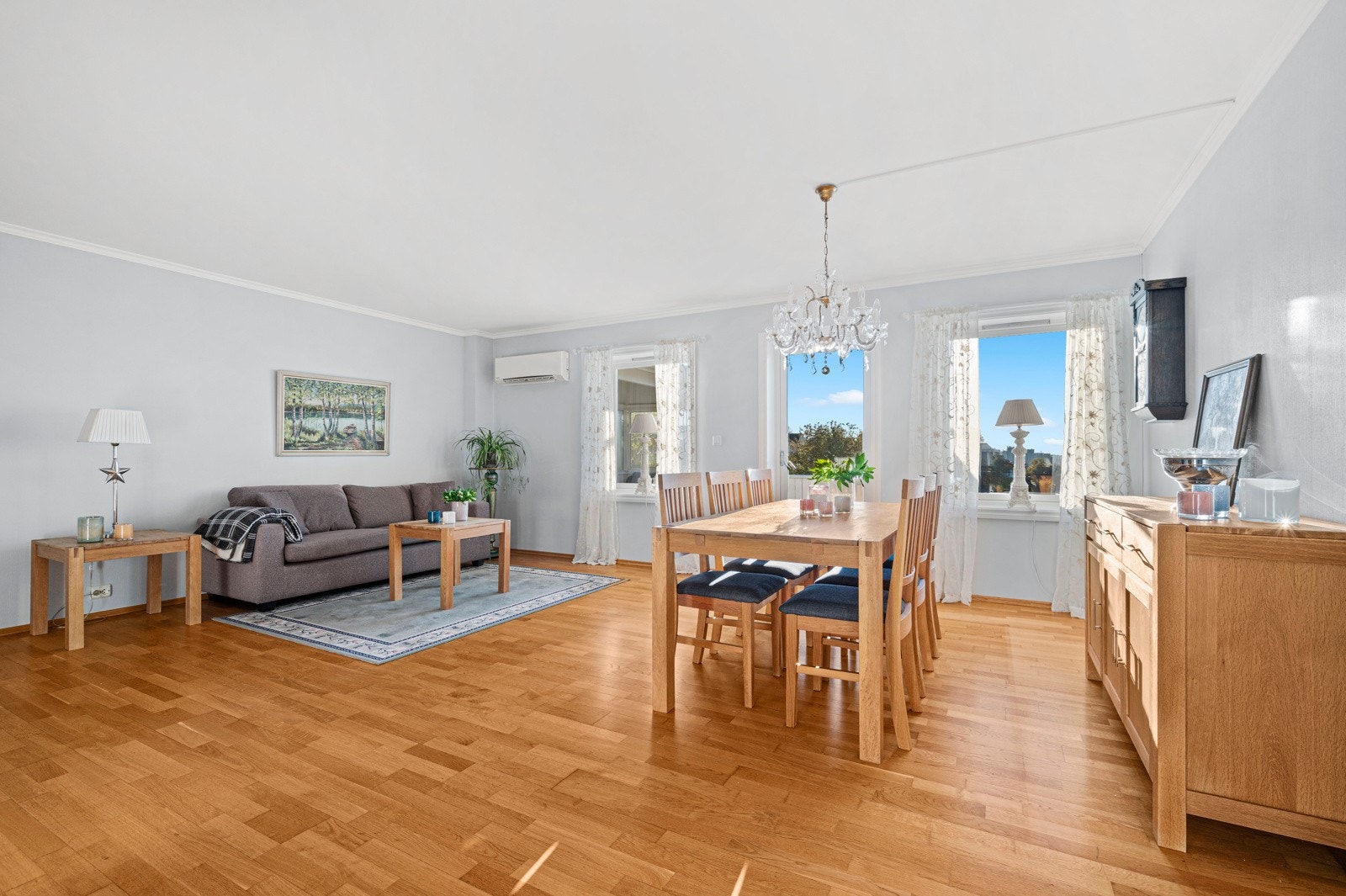 Stor stue med god plass til både spise- og sofagruppe. Galleribilde