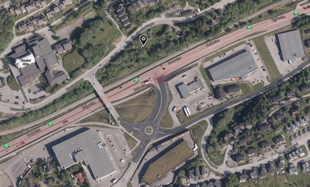 Tomta ligger like ved Bodøveien og i umiddelbar nærhet til universitet og handelssentra. Galleribilde