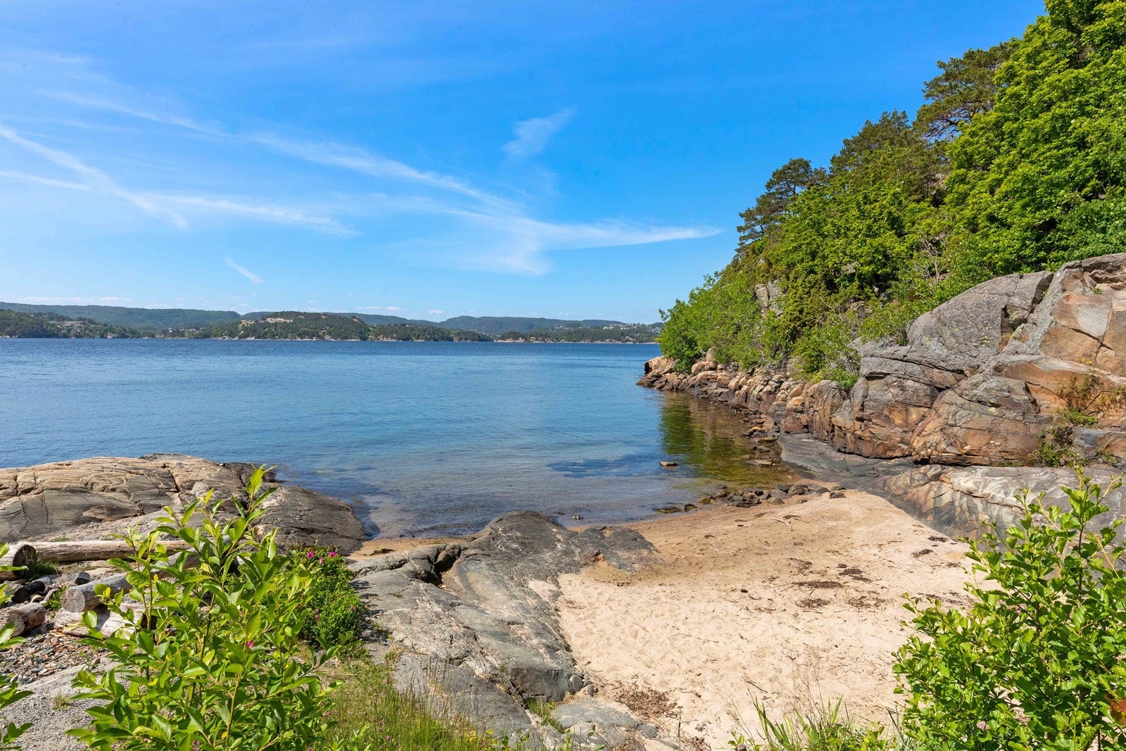 Borettslaget har sin egen badestrand. Galleribilde