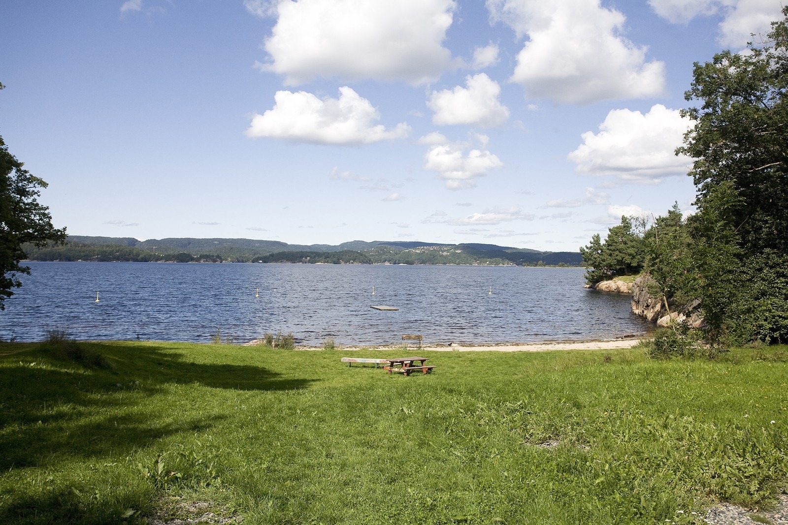 Borettslaget har sin egen badestrand. Galleribilde