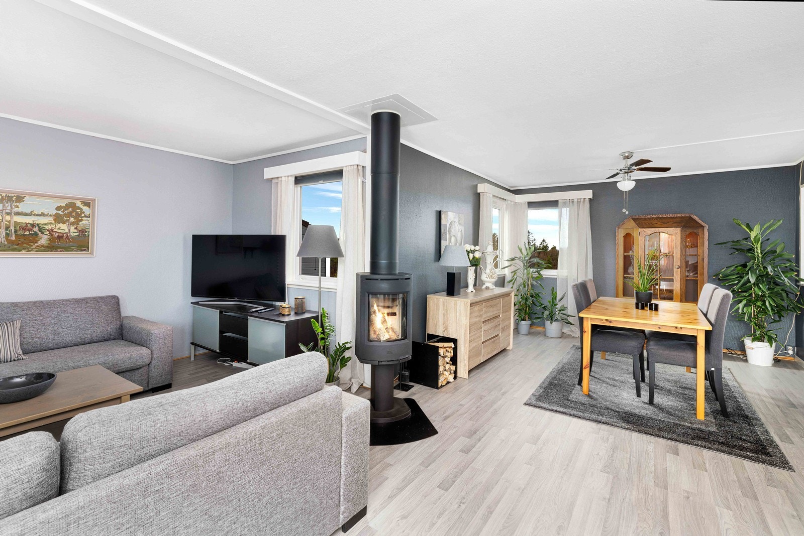 Romslig stue med spisestuedel (tidligere soverom). Galleribilde